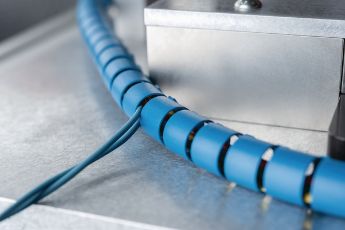 Detekterbar metallinnehållande blå kabelsamlare