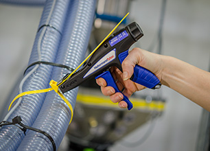 Cable tie tensioning tool EVO9 in application
