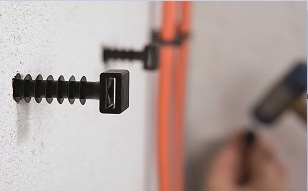 För Kabelhantering längs väggar rekommenderar vi vår LOK-serie.