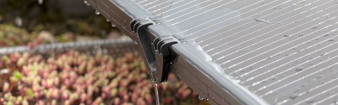 Dräneringsklämma för solpanel installerad på en solpanel som visar vattendräneringen