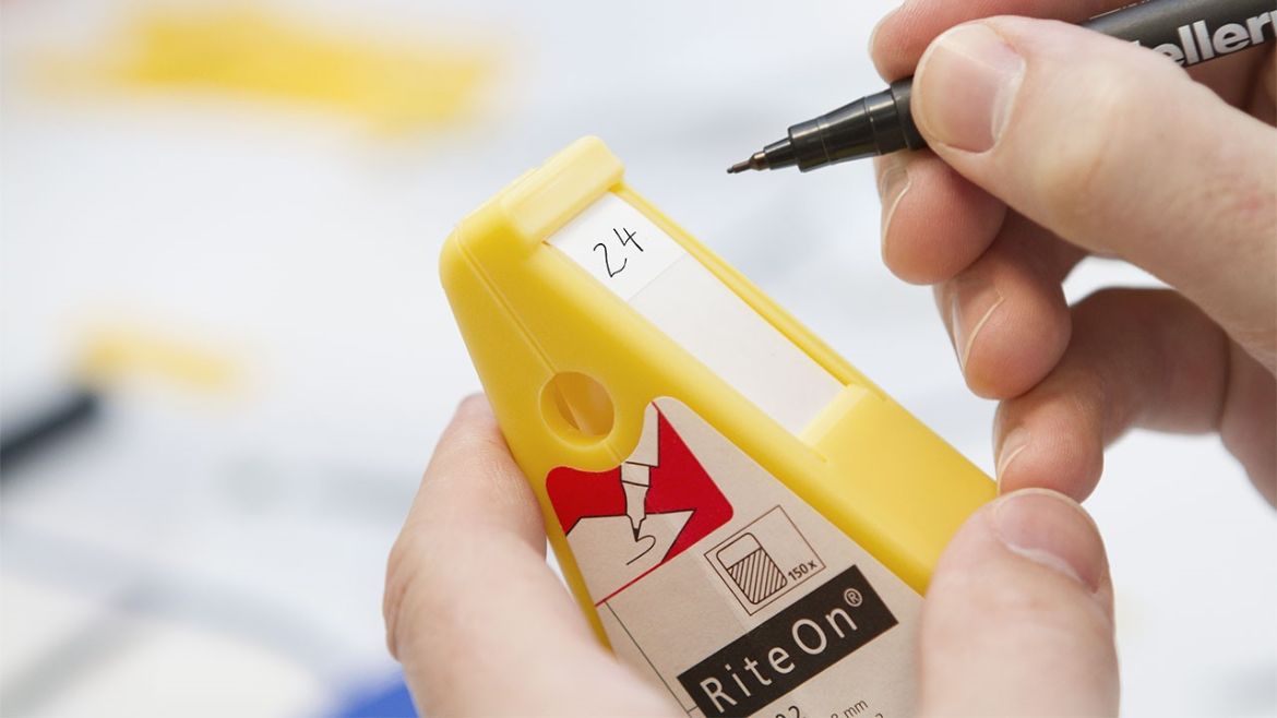 Skriver på RiteOn-etiketten