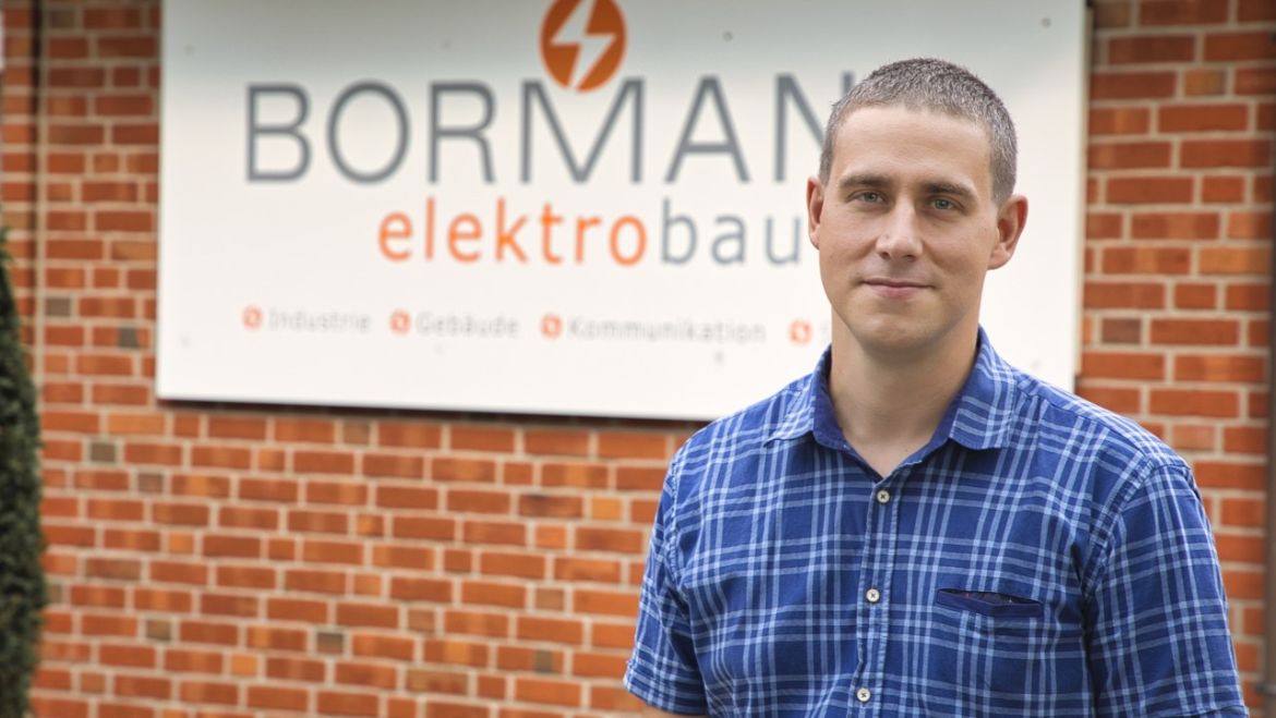 Von Hagen arbetar på sin elpanel