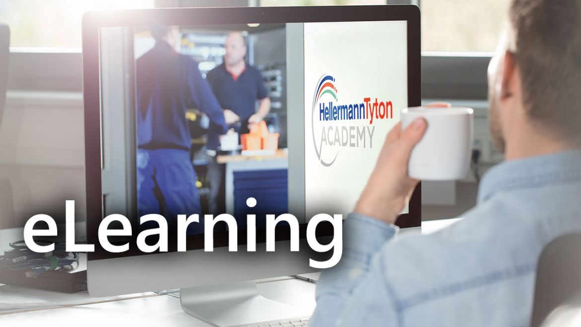 Man sitter framför skärmen och gör en ACADEMY eLearning