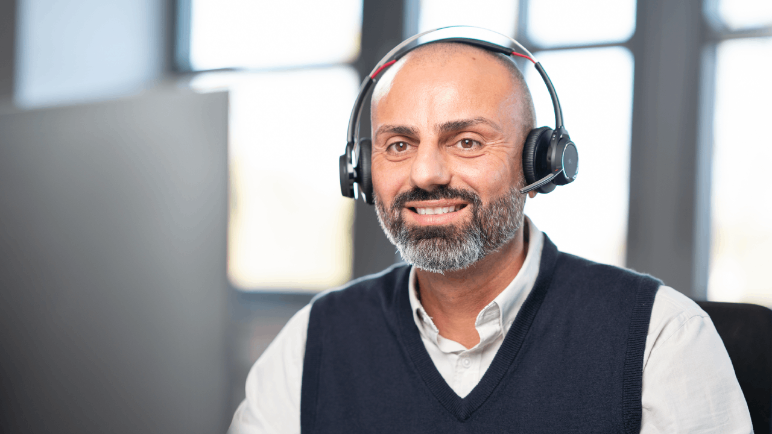 HellermannTytons servicerepresentant pratar med en kund