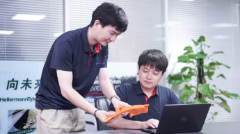 Bild som visar två personer som arbetar i en kontorssituation