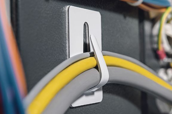 Kabelclips i flexibelt stål, självhäftande