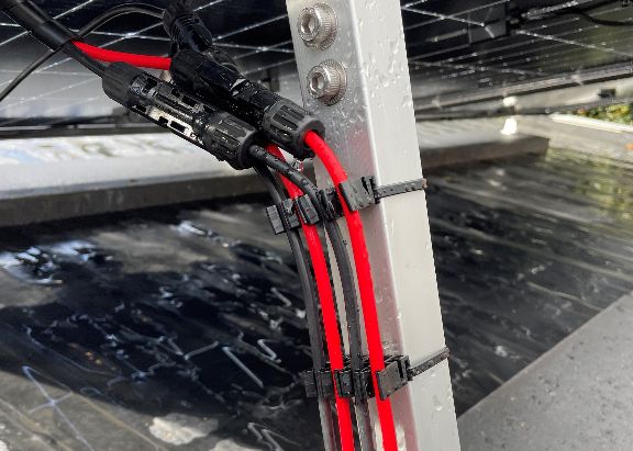 Fäste och Dragavlastning för flera kablar i solcellsinstallationer
