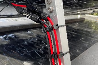 Fäste och Dragavlastning för flera kablar i solcellsinstallationer