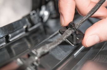 buntbandsfästen som inte böjer sig under belastning