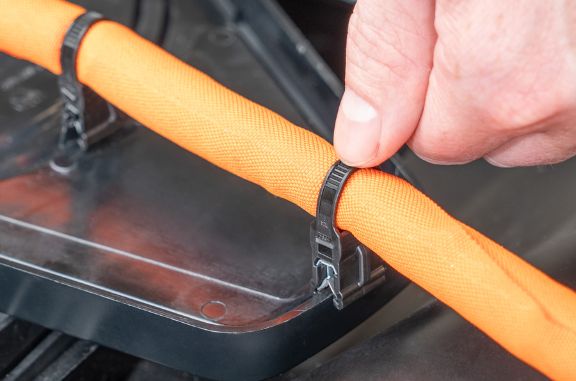 Kantmonterade kabelclips utformade för att optimera installationskraften