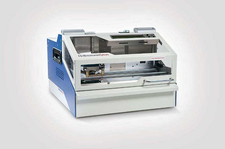 Snabb och enkel - M-boss märkmaskin med präglingssystem för metallplattor.