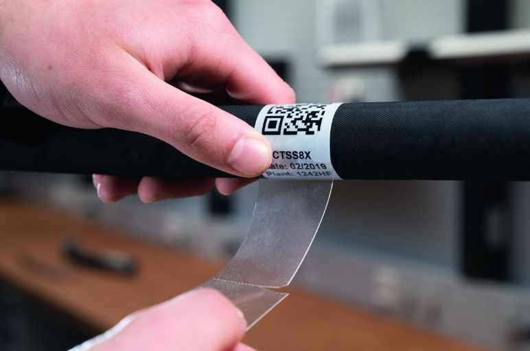 De självlaminerade kabeletiketterna Helatag 1232 är idealiska för tuffa miljöer.