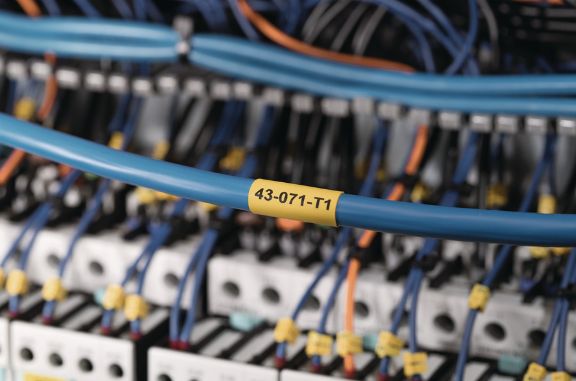 Värmekrympetiketter med låg brandrisk för rälsapplikationer