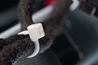 Vita stripes av material PA66V0 minskar utveckling av giftiga gaser och frätande syror.
