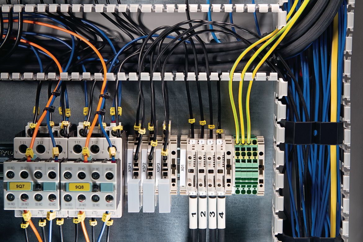 Kabelkanal installerad i styrskåpet